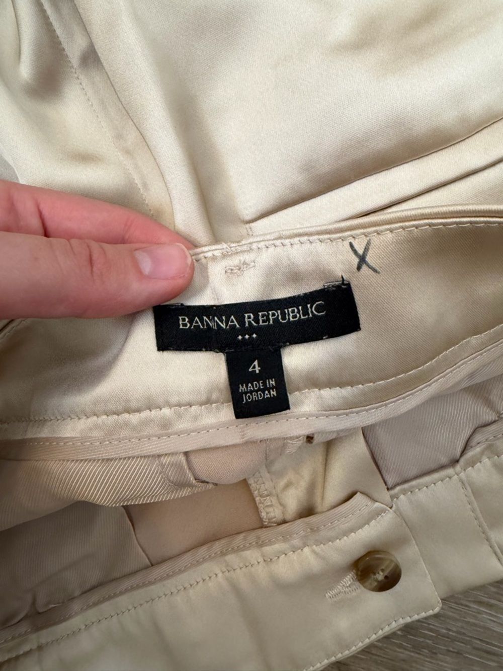 Banana Republic Satin High-Waist Pleated Cream Shorts Sz 4 - Picture 3 of 4